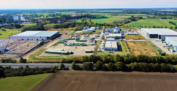 veduta aerea di una nuova area industriale con cantiere per una sala in periferia - stockyards industrial park foto e immagini stock