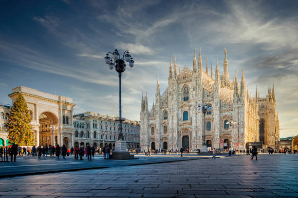 la hermosa catedral de milán, italia - catedral fotografías e imágenes de stock
