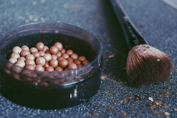 Face powder pearls and sponge
