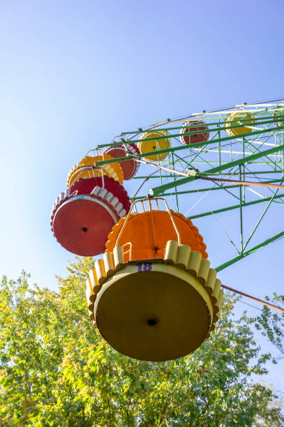 夏の古い空の観覧車 - ferris wheel carnival amusement park wheel ストックフォトと画像