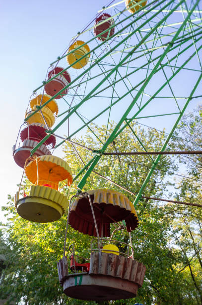 古い空のカラフルな観覧車 - ferris wheel carnival amusement park wheel ストックフォトと画像