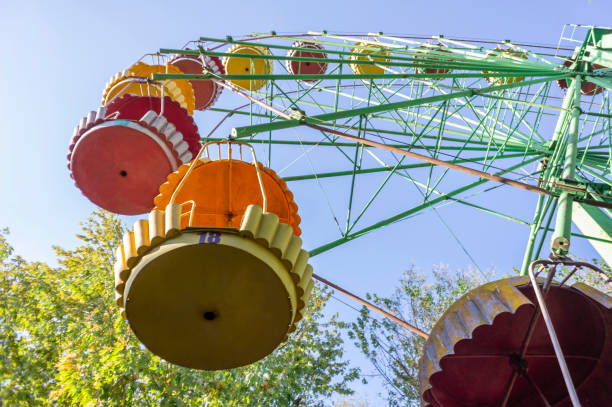 古い空の観覧車 - ferris wheel carnival amusement park wheel ストックフォトと画像