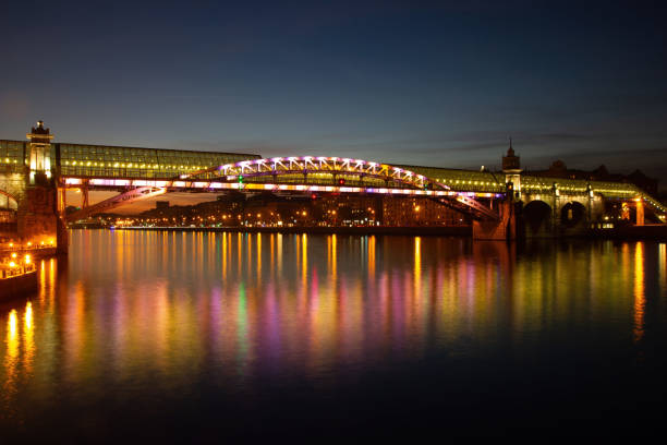 istock Andreyevsky Pushkinsky Bridge in Moscow at evening twilight 1280209378