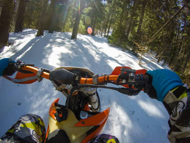 un homme monte un snowbike dans les montagnes. vue de la caméra sur le casque. clips de moto. forêt en hiver - snow jumping snowmobiling sled photos et images de collection