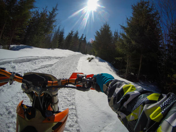 un homme monte un snowbike dans les montagnes. vue de la caméra sur le casque. clips de moto. forêt en hiver - snow jumping snowmobiling sled photos et images de collection