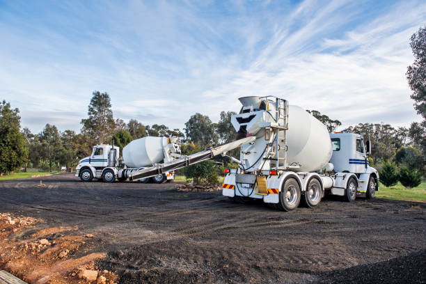 콘크리트 트럭 또는 시멘트 믹서 - construction concrete large building activity 뉴스 사진 이미지