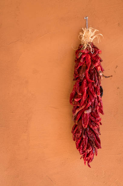 new mexico chile ristras - riste stock-fotos und bilder