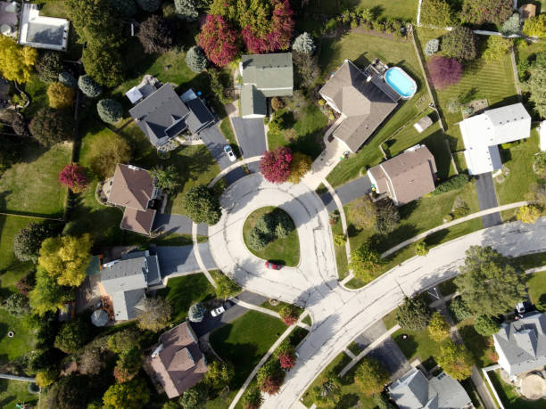 vista aérea aérea de coloridos árboles de otoño casas residenciales y patios a lo largo de la calle suburbana - aerial view building exterior suburb neighbor fotografías e imágenes de stock