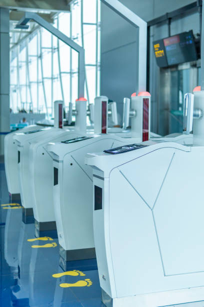 self-check-in machines at the airport - airport airport check in counter ticket ticket machine imagens e fotografias de stock
