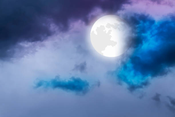 mond und wolken dunkle nacht natur bewölkten himmel hintergrund - full moon audio stock-fotos und bilder