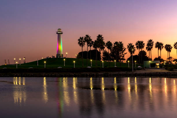 sunset over long beach lighthouse, with lights reflecting on water - long beach california lighthouse los angeles county imagens e fotografias de stock
