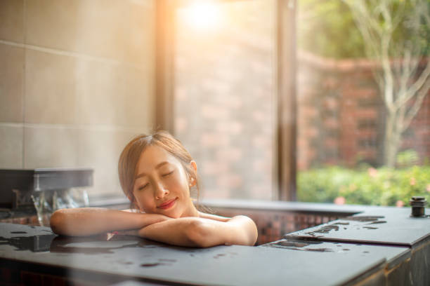 beautiful young woman relaxing  in hot spring - fonte térmica imagens e fotografias de stock