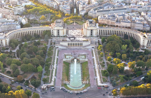 paysage urbain parisien au coucher du soleil de la tour eiffel. vue sur le trocadéro avec jardins, fontaines et palais de chaillot. paris, france. - palais de chaillot photos et images de collection