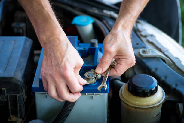 istock Man connecting the car battery to the vehicle 1280299310