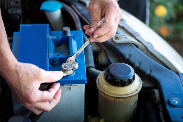 istock Man connecting the car battery to the vehicle 1280299344