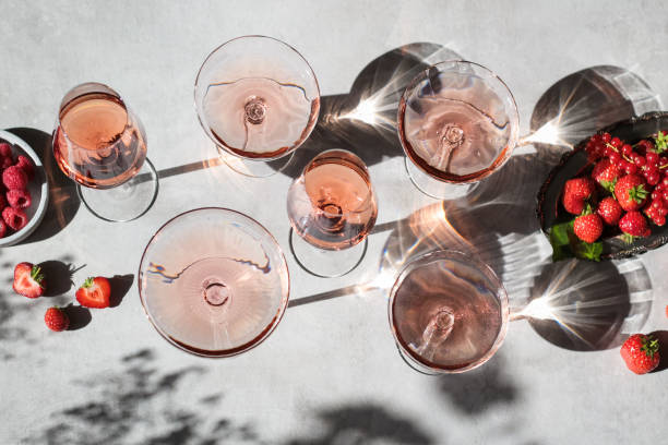 rosenweingläser mit sommerbeeren und schatten - trinkglas fotos stock-fotos und bilder