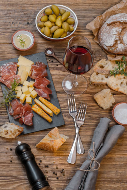tabla de quesos y embutidos para cata de vinos - cheese still life tray french cuisine fotografías e imágenes de stock