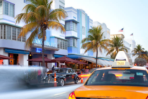 마이애미의 유명한 아르 데코 지구에 있는 오션 드라이브의 호텔, 바 및 레스토랑. - park central hotel ocean drive miami beach hotel 뉴스 사진 이미지