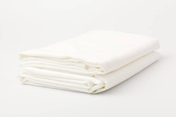 pila de sábanas limpias sobre fondo blanco, primer plano. - sheet fotografías e imágenes de stock