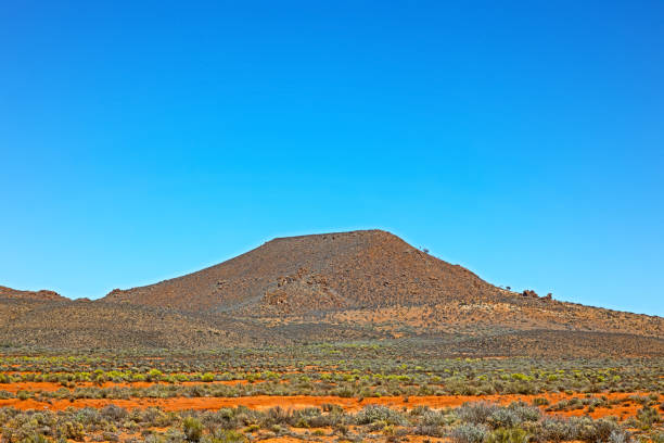 colina cubierta plana en el gran karoo en primavera - the karoo fotografías e imágenes de stock