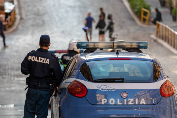 poliziotto italiano di pattuglia in città - polizia italiana foto e immagini stock