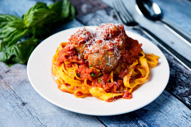 паста тальятелле с фрикадельками и сливочным томатным соусом - dishware pasta tagliatelle beef стоковые фото и изображения