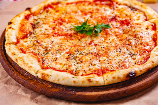 pizza margherita italiana con tomates y queso mozzarella sobre tabla de cortar de madera. de cerca - cheese pizza fotografías e imágenes de stock