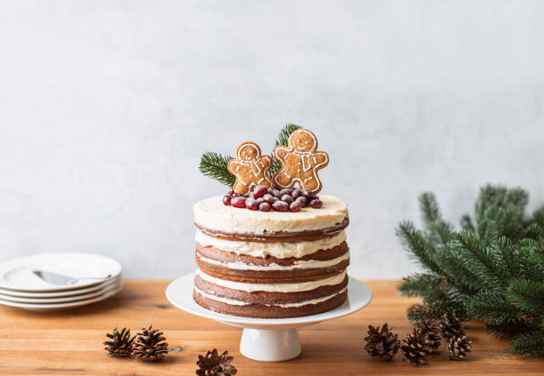 istock Naked cake decorated with gingerbread men and cranberries 1280332700
