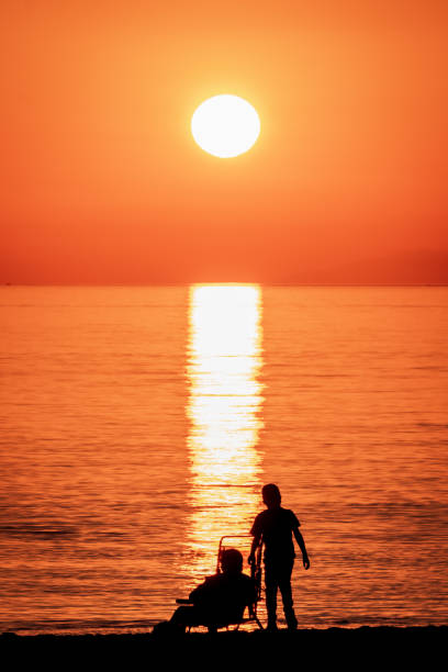 família de um pai assistindo ao pôr do sol - oneparent - fotografias e filmes do acervo