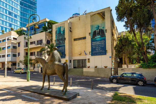 independence hall com estátua de meir dizengoff na avenida rothschild em tel aviv yafo, israel - rothschild - fotografias e filmes do acervo