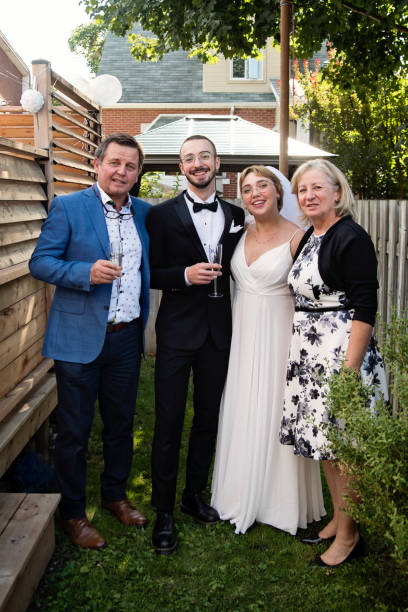 millennial recién casado pareja posando con abuelos en el patio trasero. - croquet party front or back yard wedding fotografías e imágenes de stock