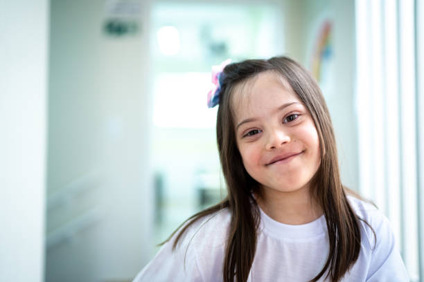 retrato de uma aluna feliz e com necessidades especiais na escola - fun simplicity children only color image - fotografias e filmes do acervo