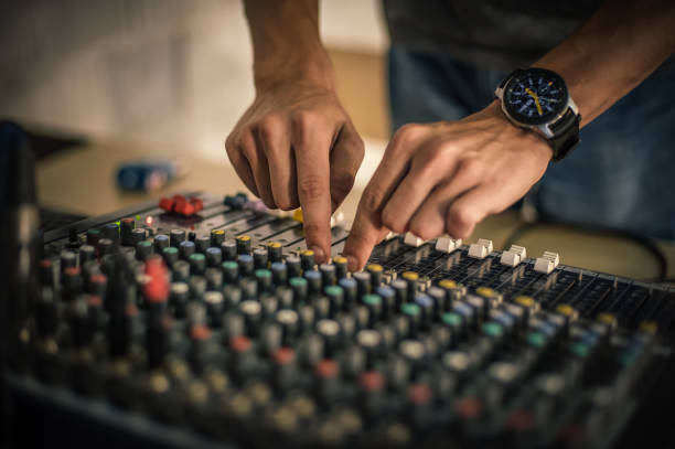 atrás da cena. engenheiro elétrico técnico de som ajustando elementos sonoros - electric mixer sound mixer mixing playing - fotografias e filmes do acervo