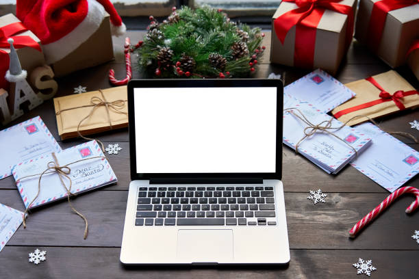 文字や贈り物とメリークリスマス装飾テーブル上の白い空白の空のモックアップスクリーンモニターとラップトップコンピュータ。eコマースウェブサイトのxmas時間オンラインショッピング� - box white blank computer software ストックフォトと画像