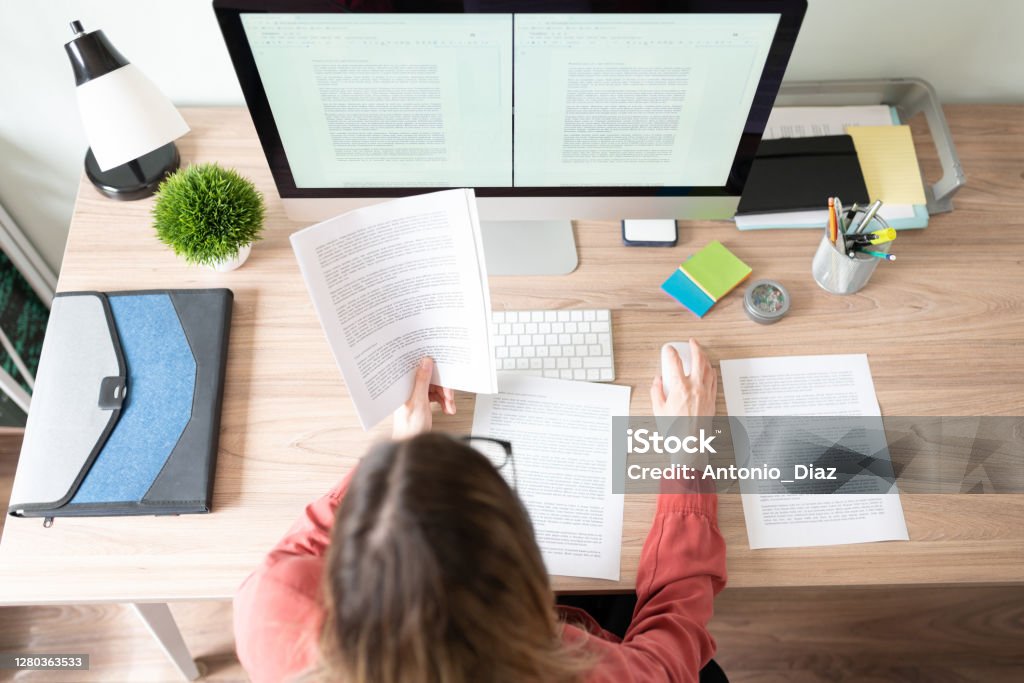 Traduttrice donna che lavora a un documento - Foto stock royalty-free di Scrivere Traduttrice donna che lavora a un documento - Foto stock royalty-free di Scrivere