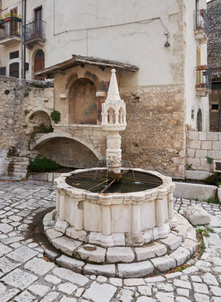 paesaggio urbano di fontecchio , provincia dell'aquila - abruzzo italia - fontecchio foto e immagini stock