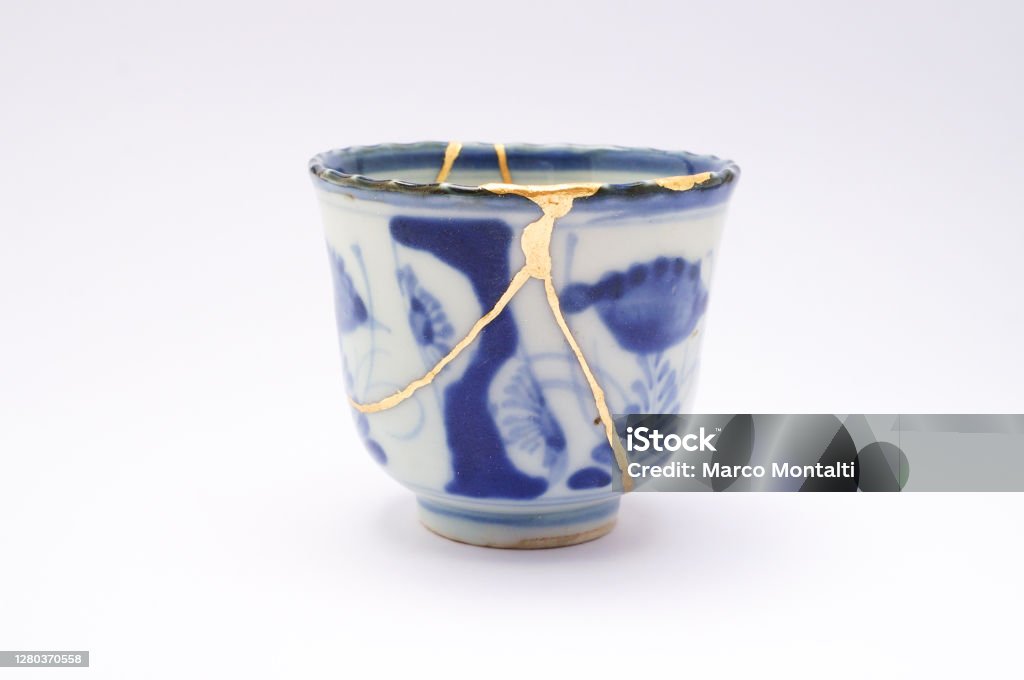 Antike gebrochene japanische Soba Tasse mit Gold Kintsugi Technik repariert - Lizenzfrei Kintsugi Stock-Foto
