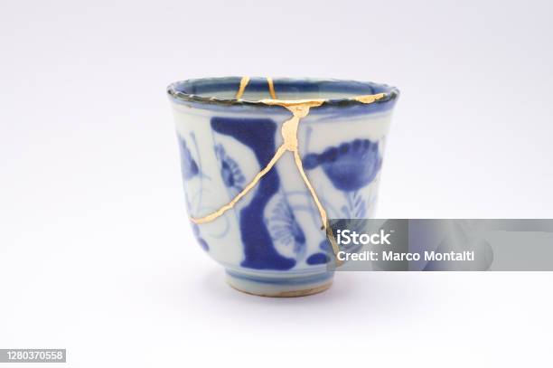 Antike Gebrochene Japanische Soba Tasse Mit Gold Kintsugi Technik Repariert Stockfoto und mehr Bilder von Kintsugi