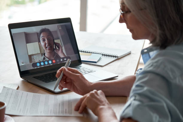 antigo empregador de rh verificando vaga feminina indiana currículo currículo por vídeo conferência entrevista chamada no laptop. contrato de seguro de leitura de cliente sênior com consultor de advogado virtual em assessoria jurídica online - telephone conference call old business - fotografias e filmes do acervo