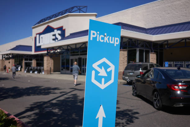 Pickup Sign At the Lowe's Store Tigard, OR, USA - Aug 24, 2020: The Pickup signage is seen outside a Lowe's home improvement store in Tigard, Oregon. curbsidepickup stock pictures, royalty-free photos & images