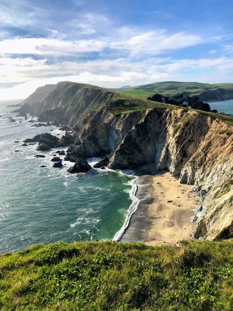 felsige klippen entlang des chimney rock trails in point reyes national seashore - point reyes national seashore northern california beach california stock-fotos und bilder