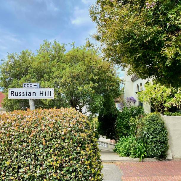istock Russian Hill Street Sign 1280377509
