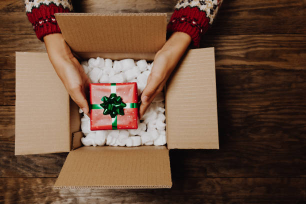 conceito de receber ou enviar encomenda de natal em casa - package box gift delivering - fotografias e filmes do acervo