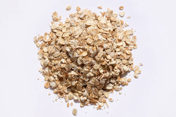 白い背景に生のオートミールフレーク。 - oat oatmeal rolled oats oat flake ストックフォトと画像