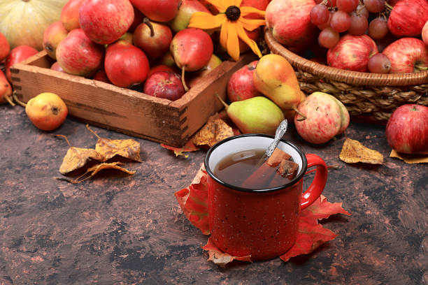 herbstgetränk, saisonale zusammensetzung, heißer zimttee, glühwein in eisenbechern auf holzhintergrund, kopierplatz, happy thanksgiving konzept, grußkarte, - nectarine peaches peach abstract stock-fotos und bilder