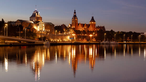 szczecin. dopo il tramonto. una vista sul fiume odra e sulla parte storica della città, chiamata argini della chrobry. polonia - industry szczecin europe nautical vessel foto e immagini stock