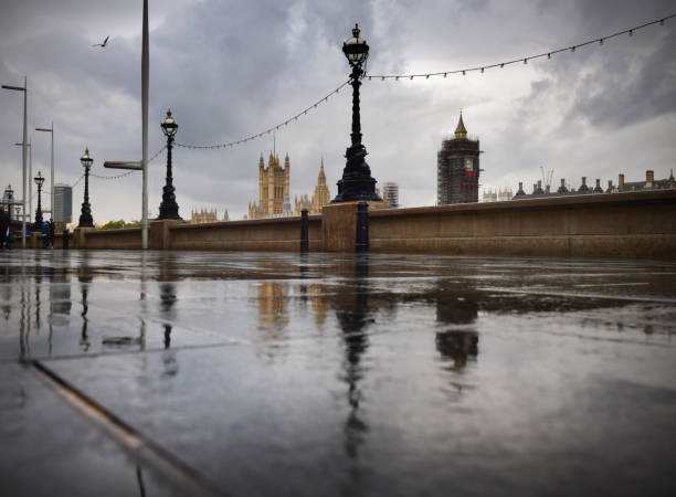 londoner regen - london in the rain stock-fotos und bilder