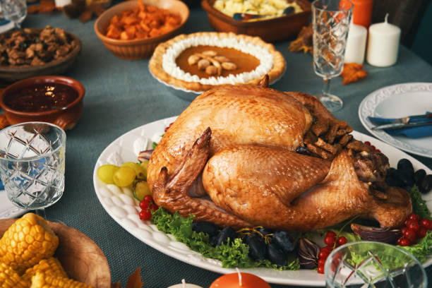 gefüllte türkei für thanksgiving-feiertage - roast turkey stock-fotos und bilder