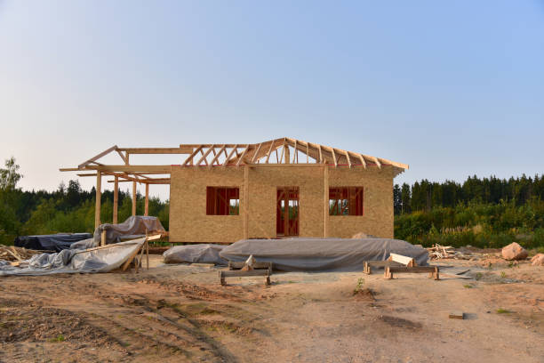 Construction wooden house of Structural Insulated Panels (SIPs) turnkey ready project. Construction wooden house of Structural Insulated Panels (SIPs) turnkey ready project. Unfinished Wood residential building of panelized wall in country area. Sip house with timber frame turnkey project stock pictures, royalty-free photos & images