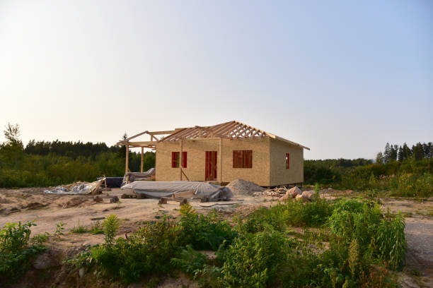 Construction wooden house of Structural Insulated Panels (SIPs) turnkey ready project. Construction wooden house of Structural Insulated Panels (SIPs) turnkey ready project. Unfinished Wood residential building of panelized wall in country area. Sip house with timber frame turnkey project stock pictures, royalty-free photos & images